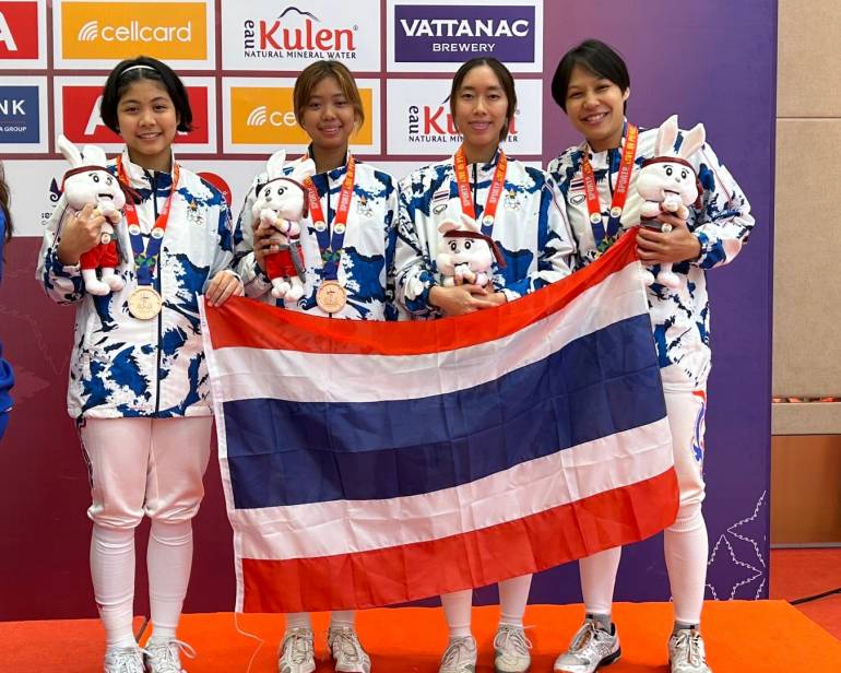 นักกีฬาฟันดาบทีมหญิงทีมชาติไทย