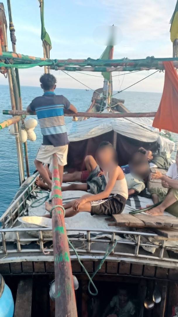 ภาพผู้อพยพบเรือที่ออกเดินทางจากบังกลาเทศในวันที่ 29 ธ.ค. 2565 เพื่อเดินทางไปประเทศมาเลเซียและอินโดนีเซีย บนเรือมีผู้อพยพจำนวน 140 คนจาก 34 แคมป์ในค็อกซ์บาซาร์ ภาพจาก ทวิตเตอร์ @MediaRohingya