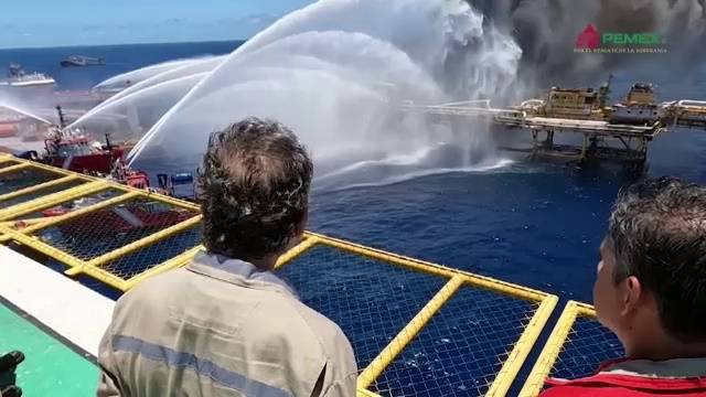 เรือบริเวณใกล้เคียงระดมฉีดน้ำไปแท่นขุดเจาะน้ำมันที่เกิดไฟไหม้
