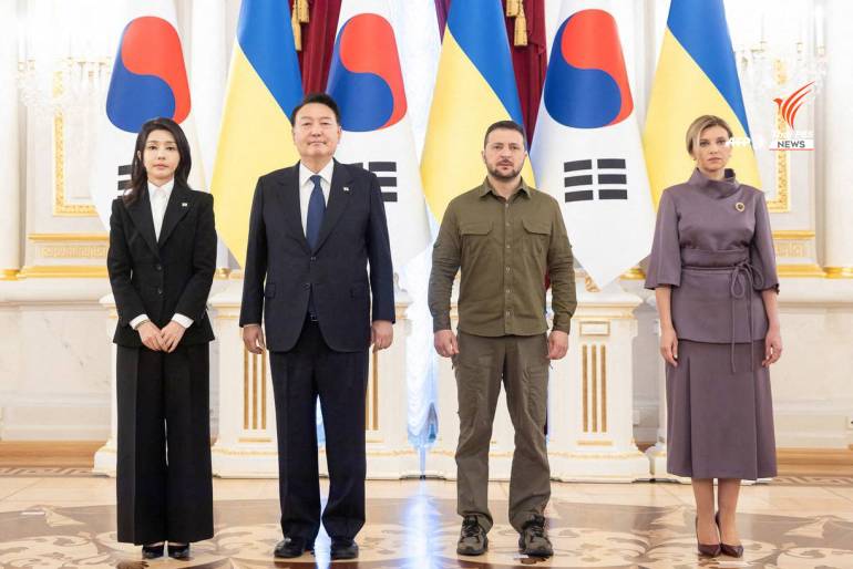 ประธานาธิบดีโวโลดีมีร์ เซเลนสกี ของยูเครน โอเลนา และภริยา ถ่ายภาพร่วมกับ ประธานาธิบดียุน ซุก ยอล ของเกาหลีใต้ และภริยา 
 