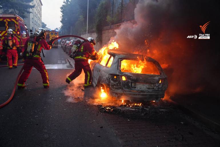 นักดับเพลิงดับไฟรถยนต์ที่ลุกไหม้ ในเมืองนองแตร์ ทางตะวันตกของกรุงปารีส