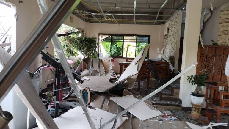บ้านเรือนประชาชนในพื้นที่ใกล้เคียงเสียหายจากพลุระเบิดในโรงงาน