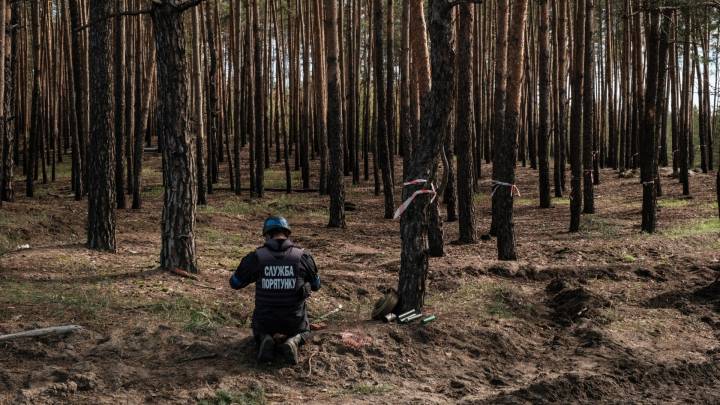 ยูเครนพบหลุมศพหมู่ขนาดใหญ่ในเมืองลีมาน หลังยึดคืนพื้นที่จากรัสเซีย | Thai PBS News ข่าวไทยพีบีเอส