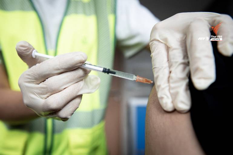 รับวัคซีนโรคฝีฝีดาษ ที่ศูนย์ฉีดวัคซีนเทศบาลเอดิสัน ในกรุงปารีส เมื่อวันที่ 27 ก.ค.2565
