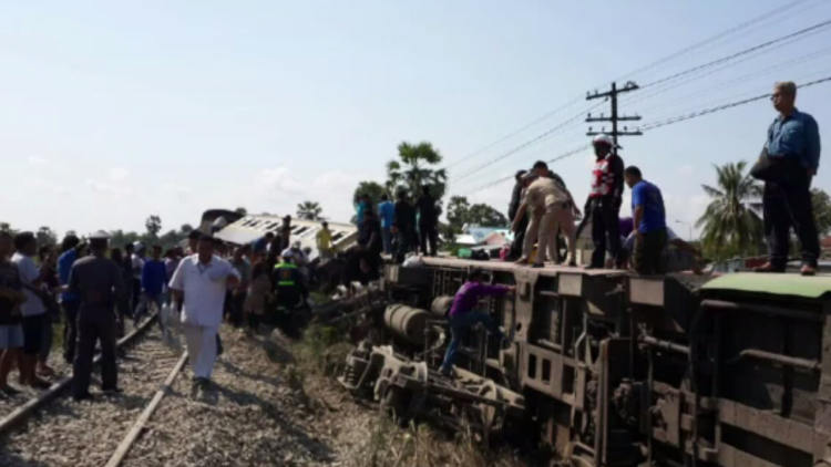 รถไฟตกรางหลังชนรถบรรทุกวัวใน จ.เพชรบุรี ชาวบ้านเสียชีวิต 2 คน-พระมรณภาพ 1 รูป