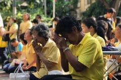 ประชาชนพร้อมใจสวมเสื้อสีเหลืองร่วมงาน  “ศิระกรานพระภูบาลนวมินทร์”  ณ โรงพยาบาลศิริราช 
