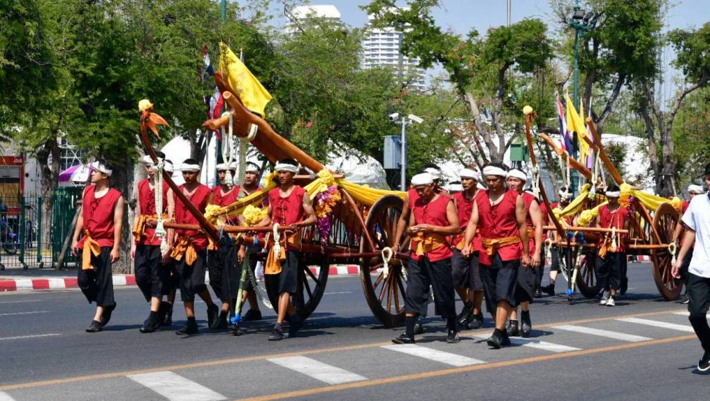 ขรก.-ปชช.ร่วมขบวนแห่ไม้ค้ำโพธิ์หลวง 73 ต้น เฉลิมพระเกียรติพระบาท ...