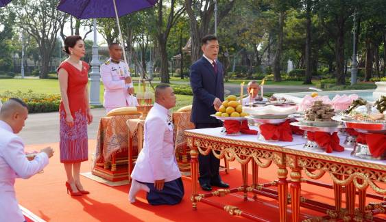 “ในหลวง-พระราชินี” ทรงประกอบพระราชพิธีสังเวยพระป้าย เทศกาลตรุษจีน 2568