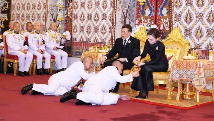 “ในหลวง-พระราชินี” ทรงบำเพ็ญพระราชกุศลพระพิธีธรรมสวดพระอภิธรรมพระบรมศพสมเด็จพระบรมราชชนนีพันปีหลวง