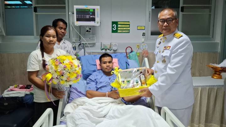 “ในหลวง-พระราชินี” พระราชทานดอกไม้และตะกร้าสิ่งของ แก่ผู้บาดเจ็บจากสถานการณ์ ไทย-กัมพูชา