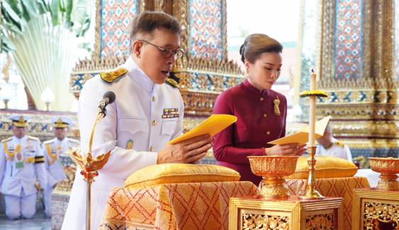 “ในหลวง-พระราชินี” เสด็จฯ ไปในการพระราชพิธีทรงบำเพ็ญพระราชกุศลวิสาขบูชา 2568