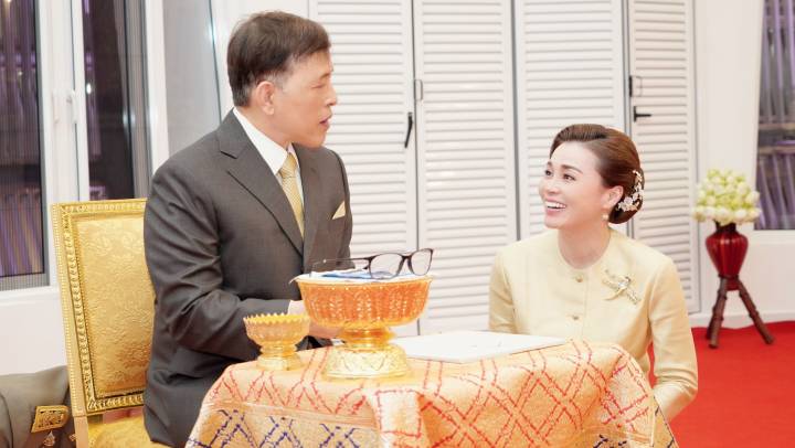 “ในหลวง-พระราชินี” ทรงเปิดอุโบสถกลางน้ำ วัดเกาะแก้ว กับถวายพระพุทธนวราชบพิตร แด่พระราชญาณวัชรชิโนภาส วัดป่านาโสกฮัง จ.อำนาจเจริญ