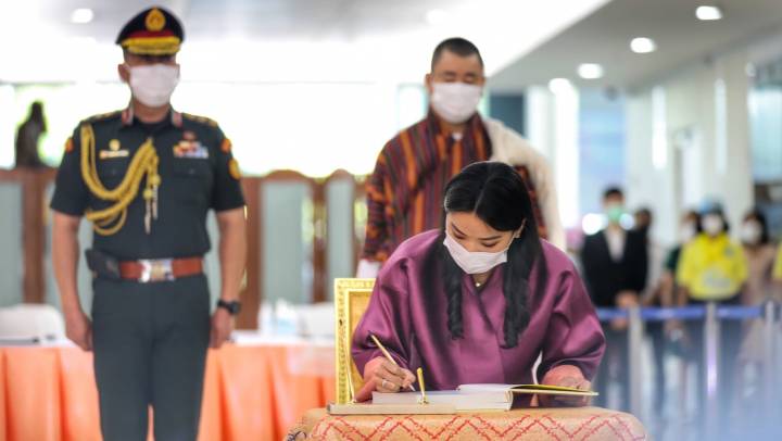 สมเด็จพระราชินี แห่งราชอาณาจักรภูฏาน ทรงลงพระนามาภิไธยพระราชทานพร เจ้าฟ้าพัชรกิติยาภาฯ