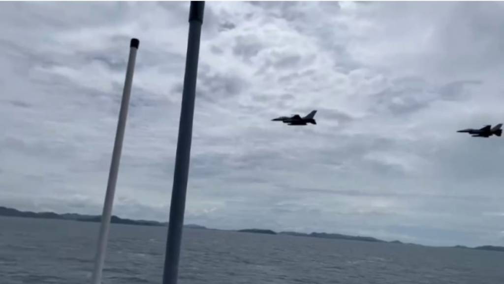 ทอ.ชี้แจง F16 บินผ่านพิธีลอยอังคารอดีต ผบ.ทอ.หลังฝึกตามวงรอบ | Thai ...
