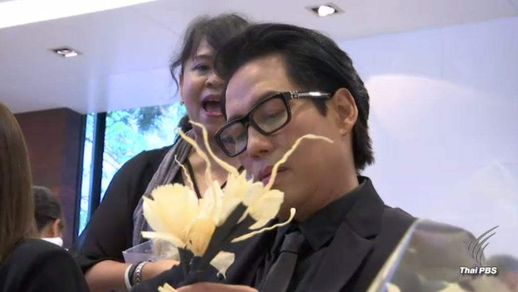 "เบิร์ด ธงไชย" นำทีมศิลปินรุ่นน้องร่วมประดิษฐ์ดอกไม้จันทน์ | Thai PBS ...