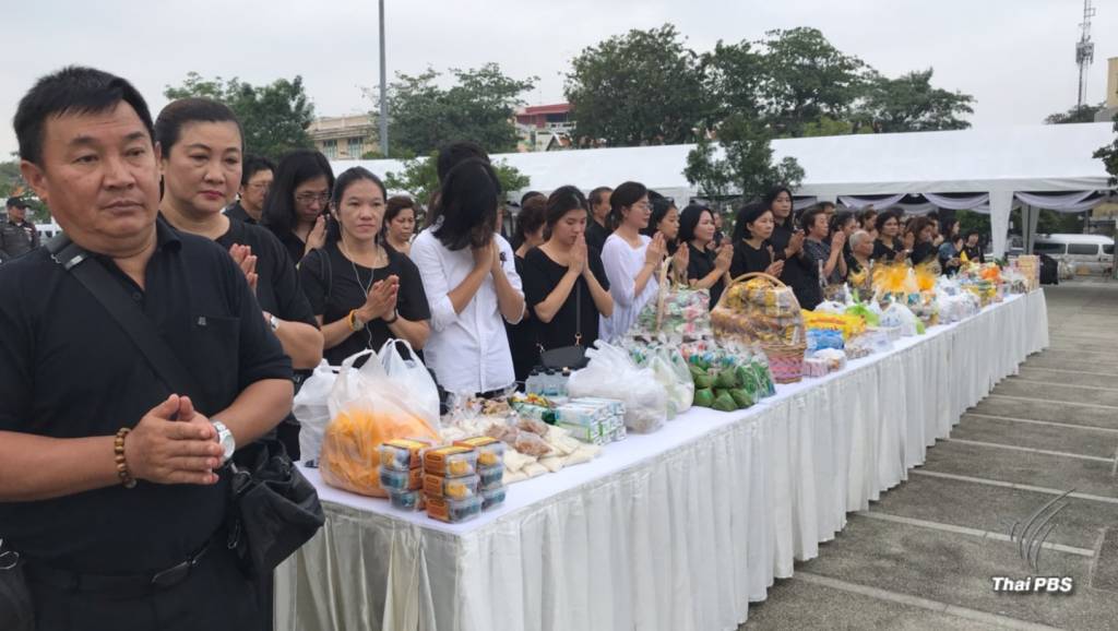 พสกนิกรชาวไทยทั่วประเทศ ร่วมตักบาตรครบรอบ 1 ปี วันสวรรคต พระบาท ...