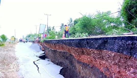 ถนนทรุดเกือบ 2 เมตร มอเตอร์ไซค์พลิกคว่ำ เสียชีวิต 1 คน