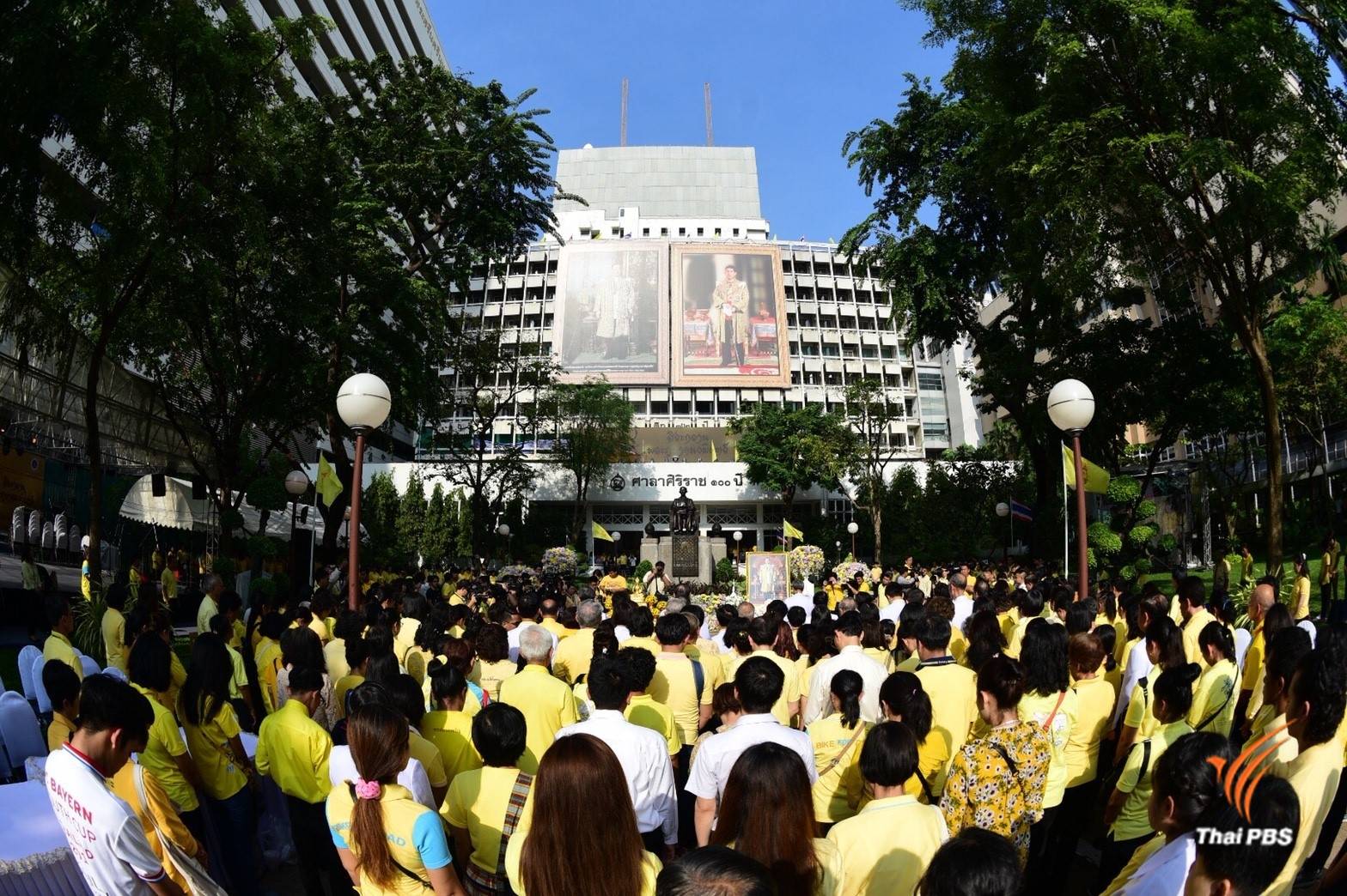 ประชาชนพร้อมใจสวมเสื้อสีเหลืองร่วมงาน  “ศิระกรานพระภูบาลนวมินทร์”  ณ โรงพยาบาลศิริราช