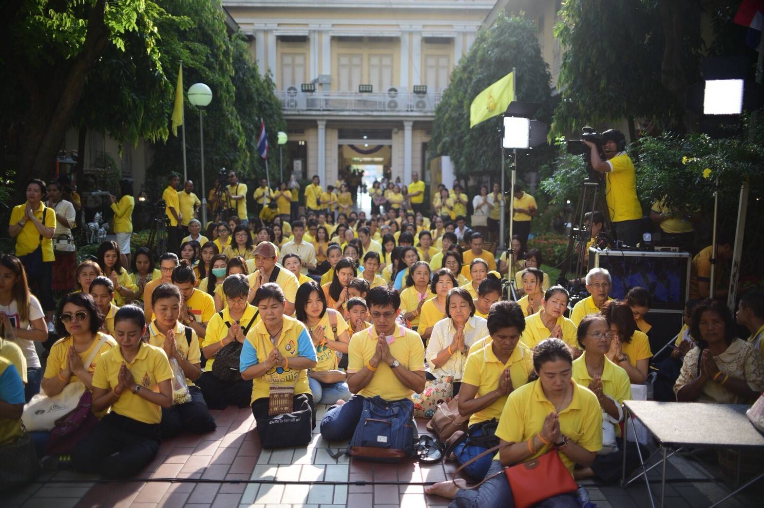 ประชาชนพร้อมใจสวมเสื้อสีเหลืองร่วมงาน  “ศิระกรานพระภูบาลนวมินทร์”  ณ โรงพยาบาลศิริราช