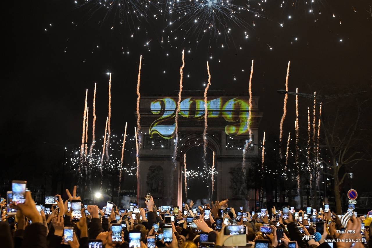 ดอกไม้ไฟพร้อมการแสดงแสงสี บริเวณประตูชัย Arc de Triomphe  สำหรับการเฉลิมฉลองปีใหม่ในกรุงปารีส ประเทศฝรั่งเศส