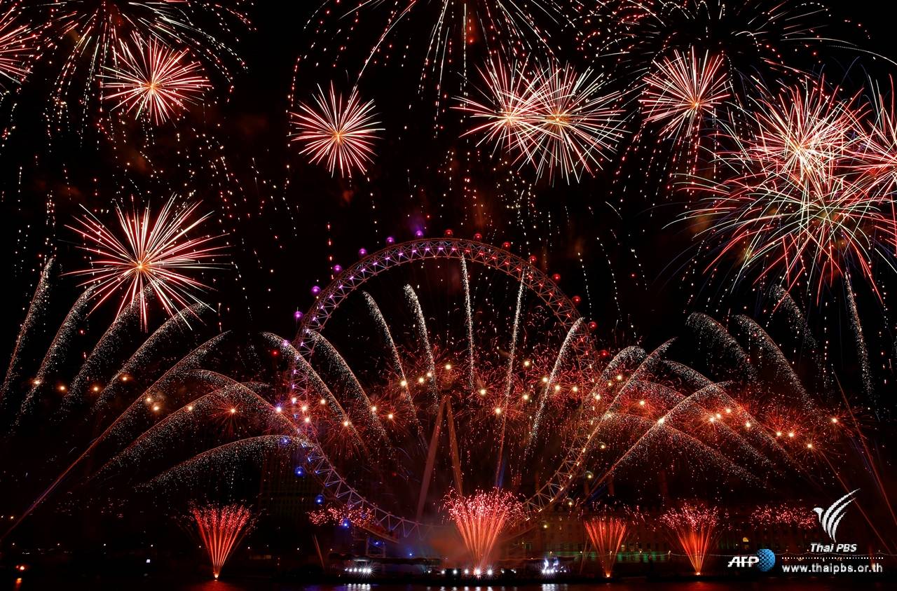 พลุดอกไม้ไฟรอบลอนดอนอายส์ ในการเฉลิมฉลองปีใหม่ใจกลางกรุงลอนดอน ประเทศอังกฤษ 
