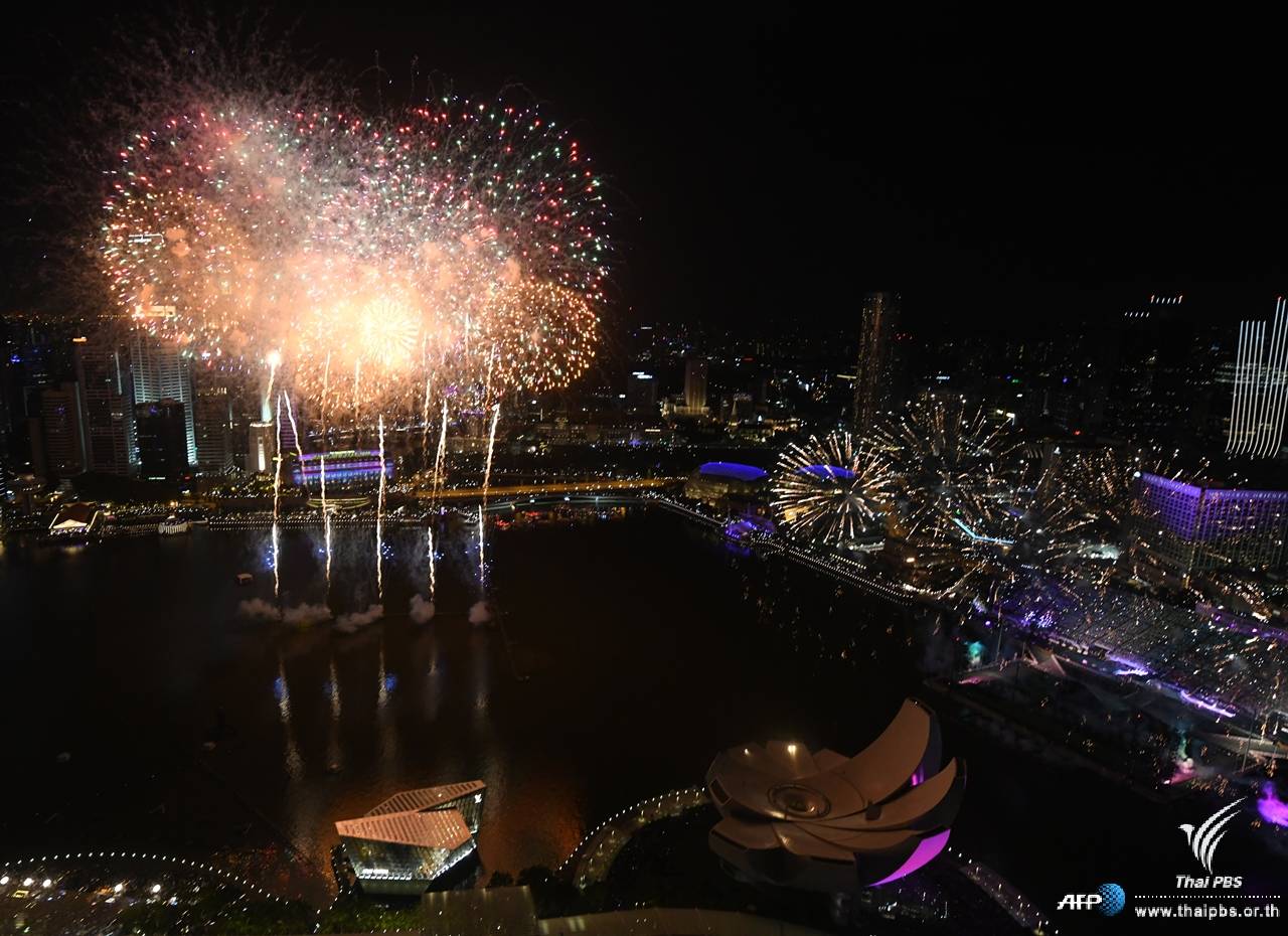 พลุดอกไม้ไฟเหนืออ่าวมาริน่าในคืนข้ามปีเทศกาลปีใหม่ที่ประเทศสิงคโปร์