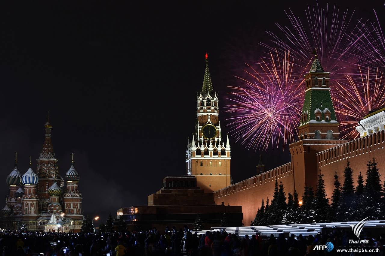 ชาวรัสเซีย ร่วมเฉลิมฉลองวันขึ้นปีใหม่กับการแสดงพลุดอกไม้ไฟเหนือพระราชวังเครมลิน กรุงมอสโก 
