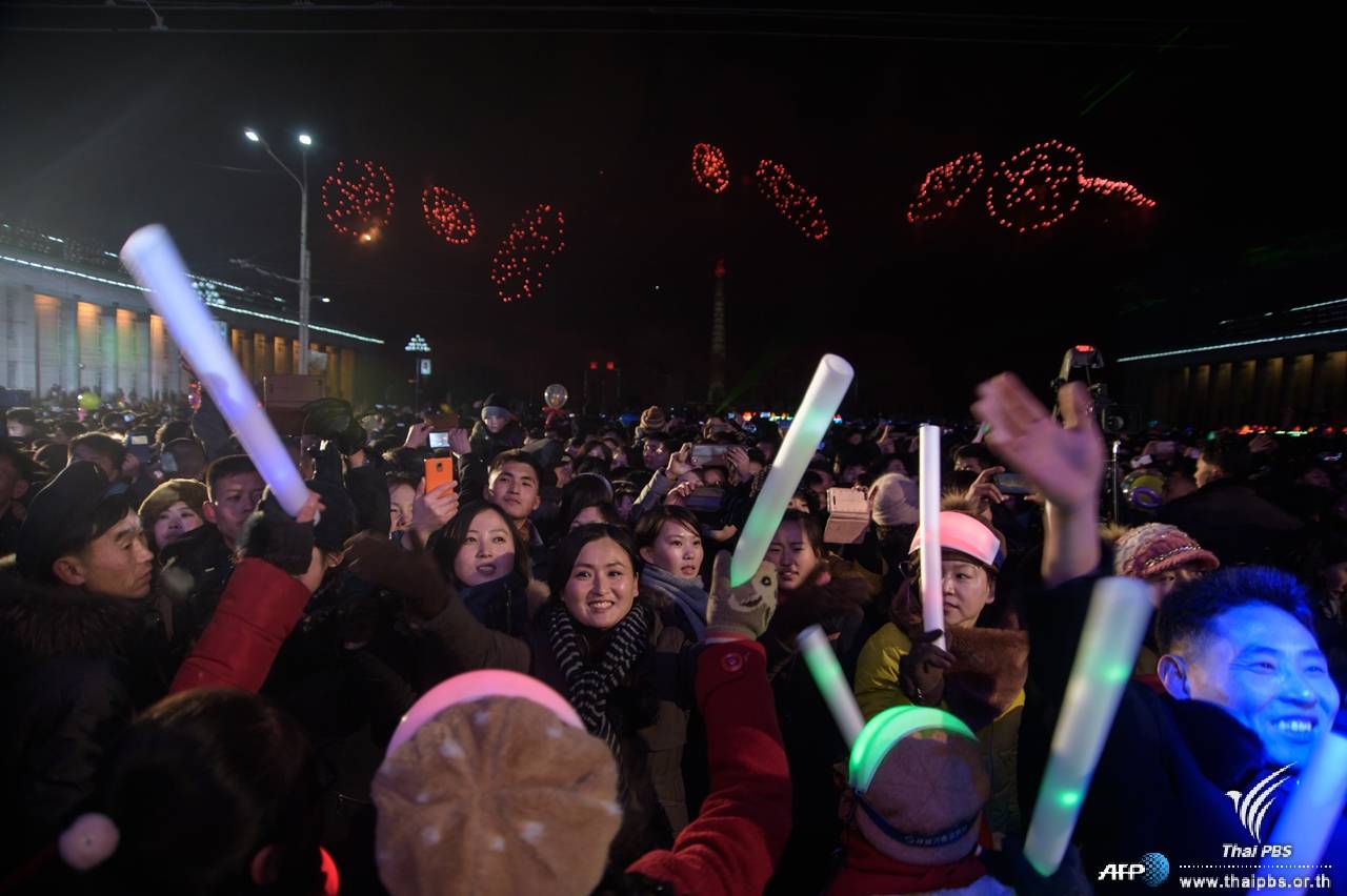 ชาวเกาหลีเหนือร่วมนับถอยหลังเข้าสู่วันปีใหม่ร่วมกัน ที่คิมอิลซองในกรุงเปียงยาง
