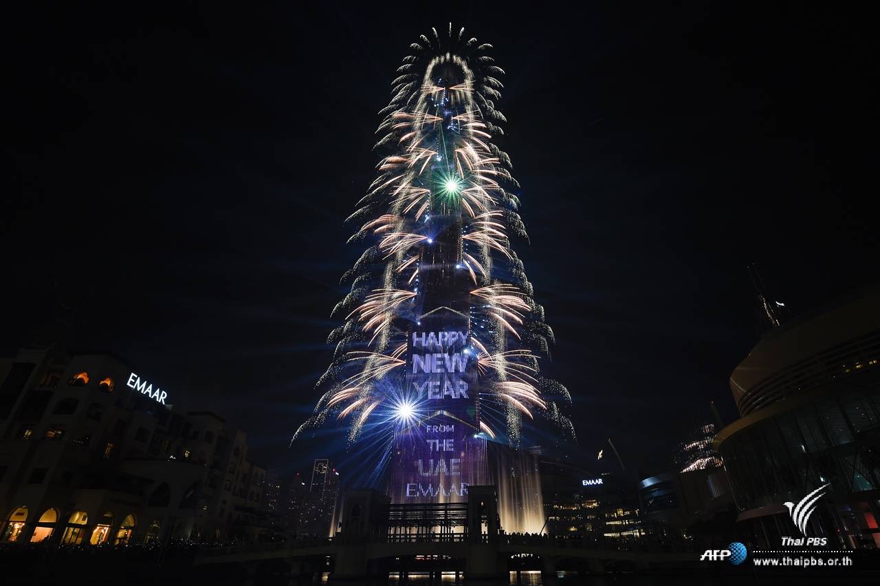 พลุดอกไม้ไฟ บริเวณตึกเบิร์จ คาลิฟา ตึกที่สูงที่สุดในโลก ในวันส่งท้ายปีเก่าต้อนรับปี ใหม่ ในเมืองดูไบ ประเทศสหรัฐอาหรับเอมิเรตส์