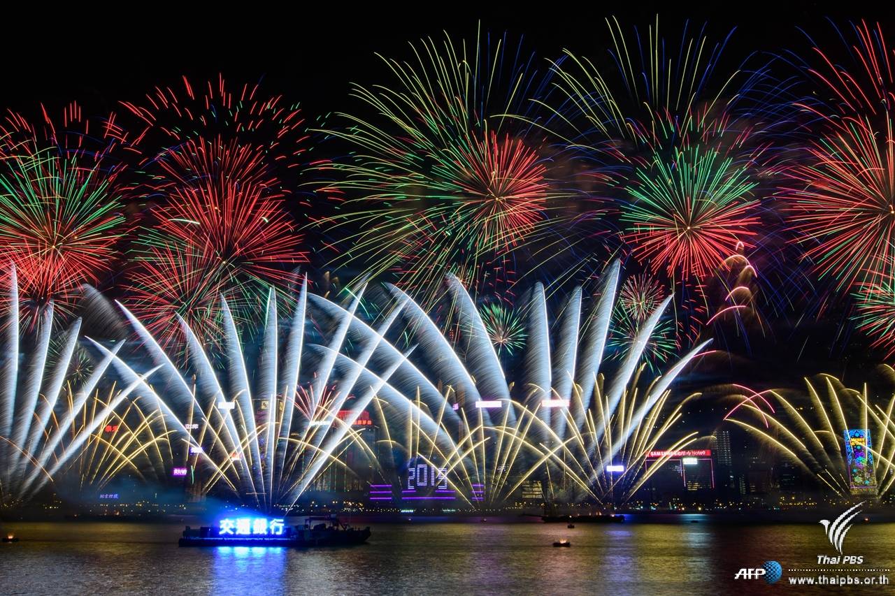 สีสันพลุดอกไม้ไฟเหนืออ่าววิคตอเรียระหว่างการเฉลิมฉลองปีใหม่ในฮ่องกง รับเช้าปีใหม่ 1 ม.ค.2562