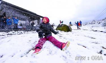 เว็บไซต์ไทเป ไทม์ (Taipei Times) รายงานว่าหิมะตกที่กรุงไทเปของใต้หวันเป็นครั้งแรกในรอบ 44 ปี และอุณหภูมิลดลงต่ำสุดเป็นอันดับ 2 ในประวัติศาสตร์
