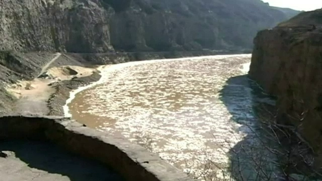 แม่น้ำฮวงโห ซึ่งเป็นแม่น้ำที่ยาวที่สุดเป็นอันดับ 2 ของจีน กลายเป็นน้ำแข็งเพราะอากาศหนาวจัด  นับเป็นครั้งแรกในรอบ 5 ปี ที่แม่น้ำฮวงโหเย็นจัดจนเป็นน้ำแข็ง