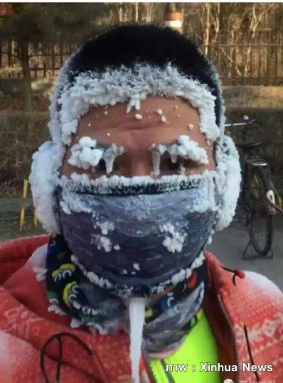 ชายจีนวิ่งออกกำลังกายท่ามกลางอากาศที่หนาวเย็น -29 องศาเซลเซียส  ในเมืองเสิ่นหยาง ภาคตะวันออกเฉียงเหนือ ของจีน 