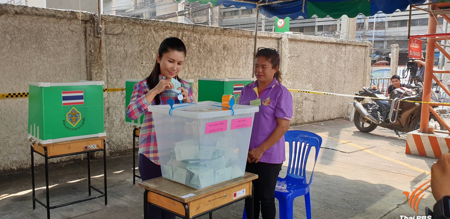 น.ส.กัญจนา ศิลปอาชา หัวหน้าพรรคชาติไทยพัฒนา ใช้สิทธิ์เลือกตั้งแล้ว ที่หน่วยเลือกตั้งที่ 8 แขวงบำหรุ เขตบางพลัด พร้อมกับบุตรสาวบุญธรรม