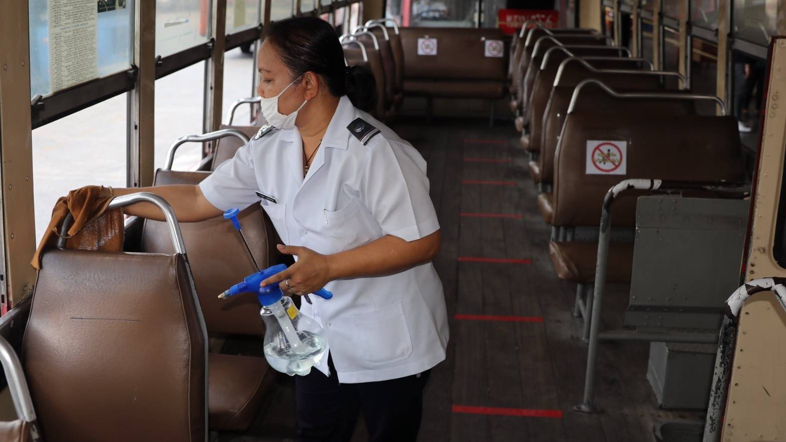 พนักงานทำความสะอาครถเมล์เพื่อป้องกันการแพร่ระบาดของไวรัส COVID - 19 