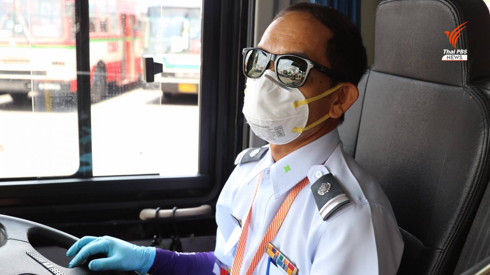 พนักงานขับรถสวมหน้ากากอนามัย และสวมถุงมือเพื่อป้องกันการแพร่ระบาดของไวรัส COVID - 19