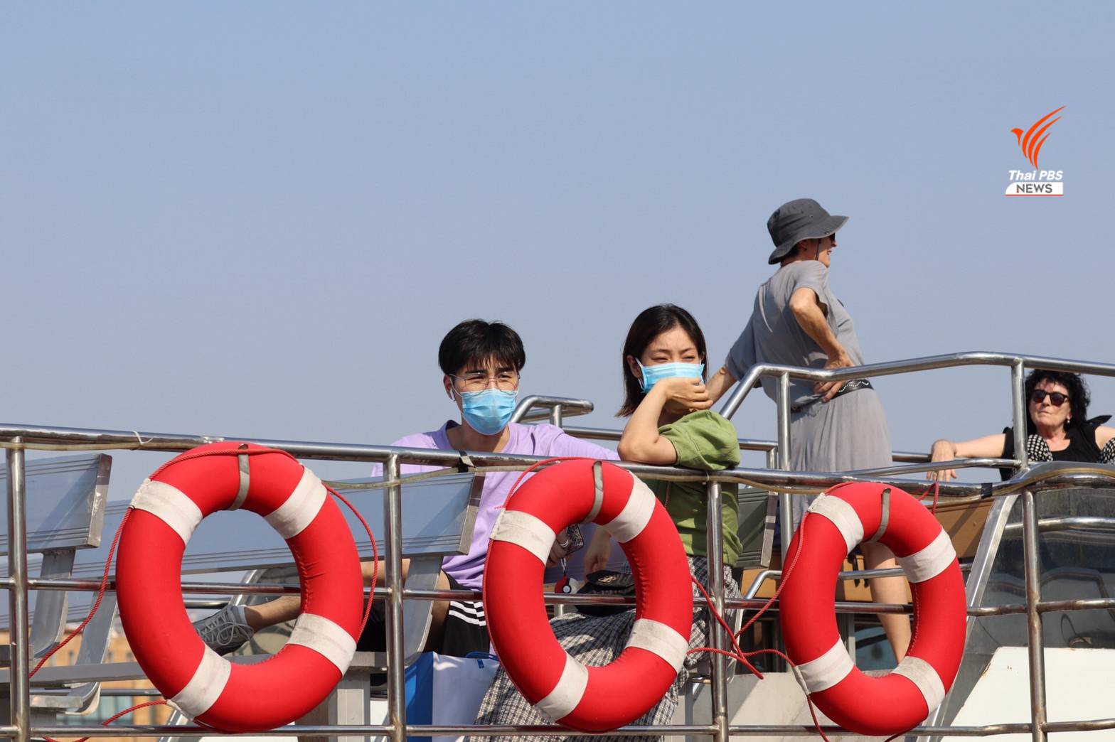 นักท่องเที่ยวล่องเรือในแม่น้ำเจ้าพระยาชมวิวทิวทัศน์วัดอรุณราชวรารามราชวรมหาวิหาร 