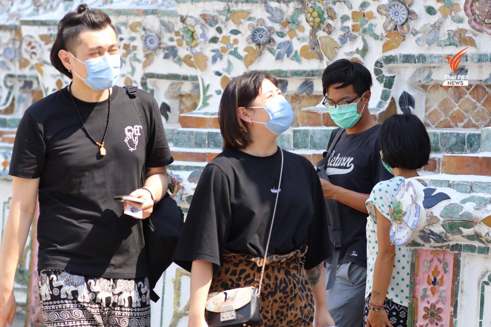 นักท่องเที่ยวชาวไทยและเอเชียส่วนใหญ่มักจะสวมหน้ากากอนามัยเพื่อป้องกันการแพร่ระบาดของไวรัสCOVID-19