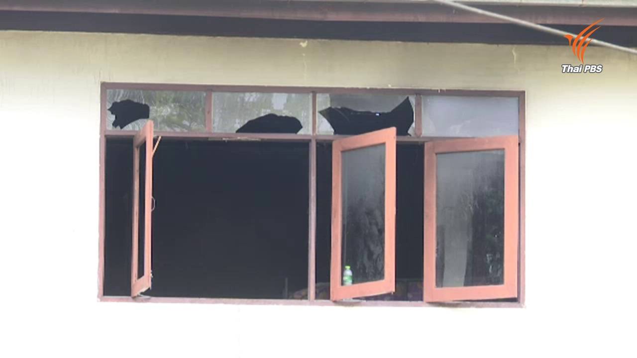 เจ้าหน้าที่ดับเพลิงทุบกระจกหน้าต่างชั้น 2 เพื่อใช้เป็นทางเข้าไปช่วยเหลือเด็กนักเรียน